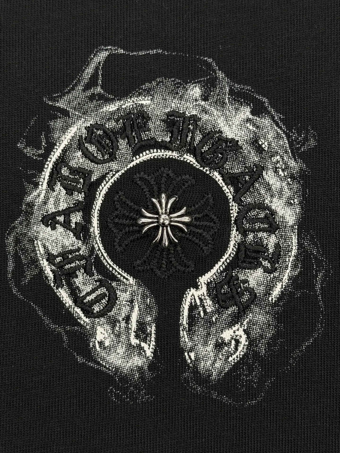 P170 [High Quality] Chrome hearts embroidered front and back printing + embroidered horseshoe brand logo, front and back panels are designed with embroidery + printing + rivet embroidery heavy craftsmanship. High-end customized 32 count 280g fabric. Soft to the touch. Comfortable to wear. Exquisite stitching. Fine workmanship. The upper body effect is incomparably handsome! Same style for men and women 𝐂𝐎𝐋𝐎𝐔𝐑: White Black 𝐒𝐈𝐙𝐄: S-XL Size chart: S: Shoulder width 51-Bust 55-Length 70 M: Shoulder width 53-Bust 57-Length 72 L: Shoulder width 55-Bust 59-Length 74 XL: shoulder width 57-bust 61-length 76